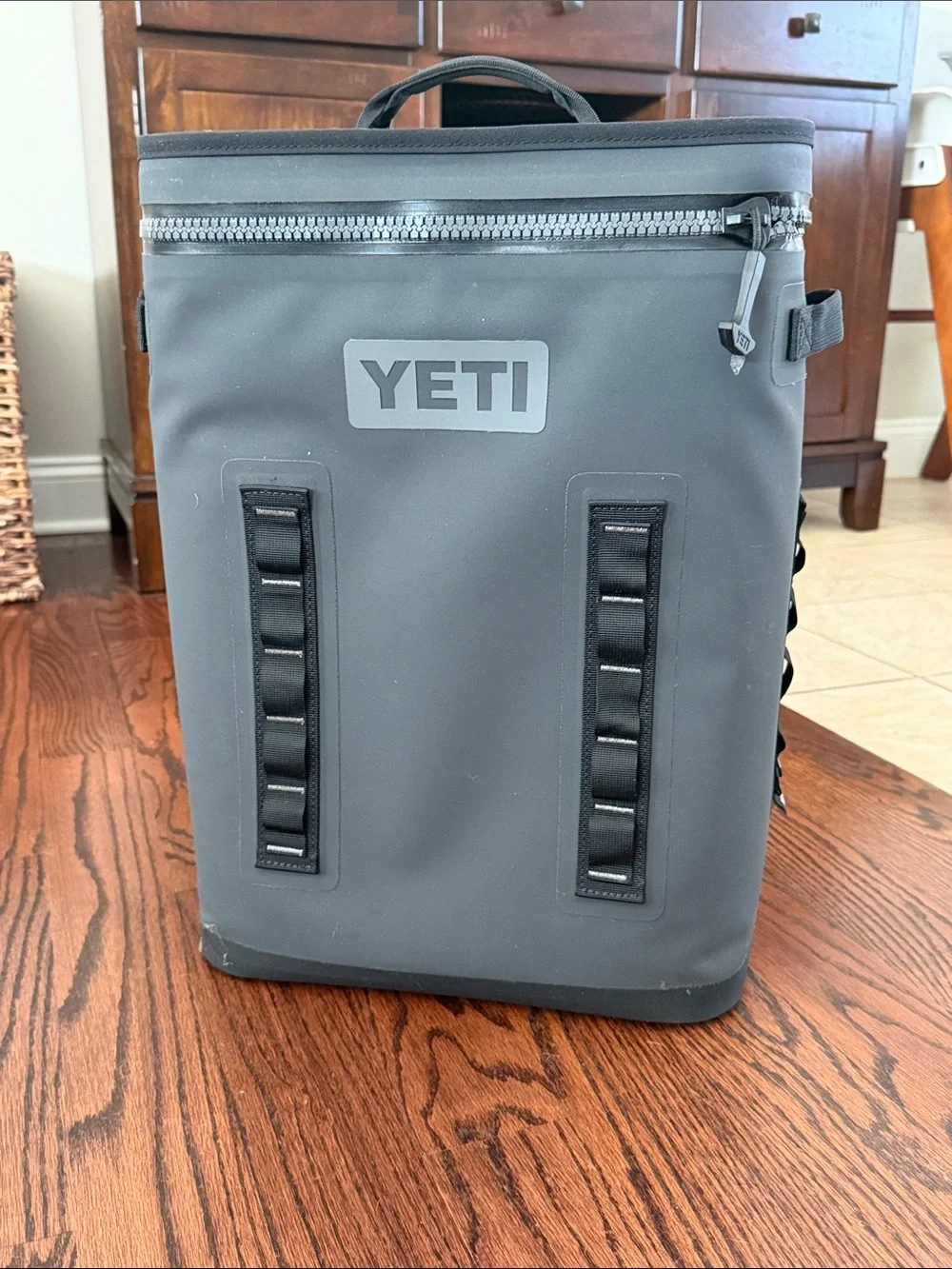 top zipper yeti bag Daytrip 14L Insulated Soft Cooler Tote Bag, Rescue Red with 4 lb ICE Block Refreezable Reusable Cooler Ice Pack A zipper top closure prevents contents from spilling YETI Daytrip 14L Insulated Tote